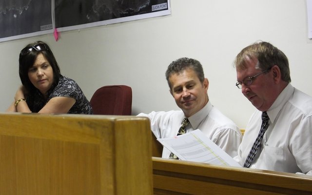 Die Valke se ondersoekspan Maandag in die hof. Vlnr: Lt Kol Lize Potgieter (projekleier), Kapt Deon de Jager en A/O André Potgieter.  